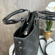 Женская сумка с брелком венчиком Guess черная эко-кожа стильная сумка для повседневного использования сумка на - изображение 4