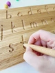 Двостороння Дерев'яна Дошка для пропису Монтессорі Threewood з англійською абеткою та паличками для дітей від 3 років, розміром 40x20см - изображение 5