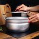 Кастрюля сферическая матовая алюминиевая с крышкой и двумя металлическими ручками 3.4 л Interos - изображение 3