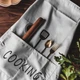 Фартук/передник для кухни с 2 карманами и махровыми нашивками COOKING белый (LB-70969) - изображение 4