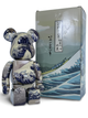 Статуетка Bearbrick x Kanagawa Surf 400% 28 см Medicom Toy Могутні хвилі - зображення 7