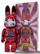 Статуэтка Bearbrick x Daruma x Rabbit Red 400% 28 см Medicom Toy Хромированный заяц - изображение 1