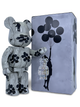 Статуэтка Bearbrick x Banksy x Flying Balloons Girl 400% 28 см Medicom Toy Девочка с воздушными шарами - изображение 5