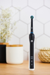 Elektryczna szczoteczka do zębów ORAL-B BRAUN Pro 1 Cross Action 750 Black (4210201203988) - obraz 4