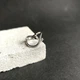 Серебряное кольцо с фианитами, вес изделия 3,24 гр (2160885) - изображение 3