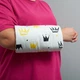 Подушка для годування та заколисування новонароджених, на руку бавовна та плюш Minky- корони на білому фоні - зображення 1