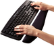 Подкладка под запястья для клавиатуры Fellowes PlushTouch 47.5 x 6.2 см Black (FELFERGWPADKEYBPTN) - изображение 3