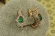 Серьги Xuping Jewelry Капелька с зеленым камнем в ободке с шипами 2 см золотистые - изображение 2