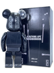 Статуетка Bearbrick x BAPE x Neighborhood 400% 28 см Акула Medicom Toy в костюмі. - зображення 2
