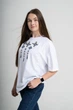 Жіноча oversize футболка з вишивкою на грудях у білому кольорі "Меланія" L-XL - зображення 1