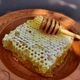 Сотовый мёд в ведерке Царство Меда 1 кг - изображение 1