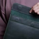 Кожаный чехол для ноутбука INCARNE Klouz для MacBook Pro 16" 2019-2025 Зеленый - изображение 6
