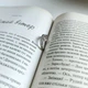 Серебряное кольцо с фианитами, вес изделия 2,84 гр (2161066) - изображение 2