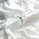 Срібна каблучка з натуральним смарагдом 0.66ct, фіанітами, вага виробу 1,99 гр (2162322) - зображення 4