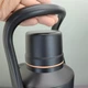 Термос Daydays 24Hrs 3300ml нержавеющая сталь, крышка клапан+стакан, с ручкой для переноски Серебристый/Черный - изображение 4