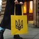 Сумка шопер жіноча однотонна з патріотичним принтом "Герб України" 38х42 см жовтого кольору - зображення 1