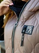 Удлиненная стеганная жилетка на молнии с капюшоном завязки по бокам больших размеров мокко 52-54 VM 2525 - изображение 8