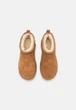 Женские угги UGG Classic Ultra Mini Platform Chestnut Коричневый 38 1135092 - изображение 3