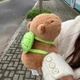 Мягкая игрушка браслет на руку Капибара с рюкзаком и механическим Хвостиком - изображение 1