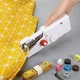Швейна міні-машинка HANDY STITCH, ручна, портативна, білий колір, для ремонту одягу - зображення 4