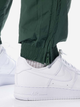 Спортивні штани чоловічі Nike FB8620-323 M Зелені (196607423585) - зображення 5