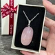 Кулон с натуральным камнем Кварц розовый овальной формы на цепочке ювелирная сталь упакован в коробочку (12496) - изображение 4