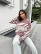 Удлиненный женский свитер с надписью пудрового цвета 29906 One Size - изображение 2