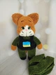 Вязаная мягкая плюшевая игрушка амигуруми котик боец "Военный ЗСУ" в бронежилете и форме цвета хаки, 29 см, ручная работа - изображение 3