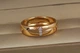 Обручальное кольцо Xuping Jewelry классика 6 мм с тремя камешками р 16 золотистое - изображение 1