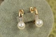 Сережки Xuping Jewelry скеля з перлиною 1,8 см золотисті - зображення 1