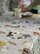 Скатерть водоотталкивающая с кружевом новогодняя Delux Textil Снеговики и кормушки 140 х 110 см (367977) - изображение 4