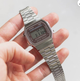 Чоловічий наручний годинник CASIO A168WA-5AYES в сріблястому кольорі з коричневим екраном. - зображення 1