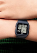 CASIO LF-20W-8A2 - это наручные часы с черным корпусом и белым экраном. - изображение 2