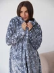 Халат женский махровый теплый с капюшоном зимний BARWA garments 0227 XL Котик на сером (2110002274373) - изображение 4