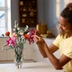 Конструктор LEGO Botanicals Милый розовый букет цветов 749 деталей (10342) - изображение 4
