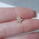 Сережка штанга для пірсингу вуха Квітка DeKolie MK1197-68 золотий - зображення 5