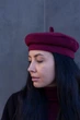 Берет женский из кашемира D.Hats бордового цвета - изображение 7