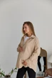 Женская рубашка для беременных стиля oversize из микровельвета Varna размер 2XL-3XL Lullababe бежевая - изображение 6