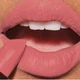Матовая губная помада Avon «Ультра» Pink Passion/Клубничный щербет, Увлажняющая помада Ultra Matte Lipstick 3,6 г - изображение 2