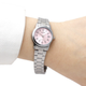 Рожевий жіночий годинник Casio LTP-V002D-4B з сріблястим циферблатом. - зображення 3