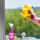 Набор для мытья окон The Pink Stuff Window Cleaning Kit (спрей 850 мл с розовым уксусом для стекла и зеркал The Pink Stuff Window & Glass Cleaner Spray Rose Vinegar, 2 микрофибра и ручка для насадок) - изображение 8