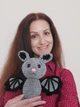 Мягкая плюшевая игрушка handmade Летучая мышь 21 см серая вязаная крючком амигуруми - изображение 2