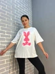 Футболка женская YIGOU 17 надпись рисунок кролик RABBIT оверсайз удлиненная one size белая - изображение 2