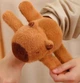 Мягкая игрушка Капибара с рюкзаком на руку цепляющейся лапами 18 см Браслет Коричневый - изображение 12