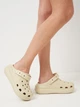 Женские кроксы Crocs Classic Crush Clog Bone 207521-2Y2 36-37 (M4/W6) 22 см Бежевые (1914489888662) - изображение 2