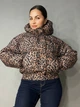 Куртка женская Lady Yep 9006 короткая с капюшоном леопардовый принт на резинке демисезонная 42 коричневая - изображение 4