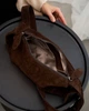 Женская сумка кросс-боди из натуральной кожи замшевая маленькая на молнии с регулируемым ремнем, шоколадная 63750 - изображение 3