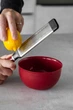 Терка для специй KitchenAid Coreline с чехлом Красная 31.7 см (KAG321OHERE) - изображение 9