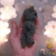 М'яка плюшева іграшка handmade Котик 10,5 см з 3-ма комплектами одягу, люлькою, матрацем, подушкою і ковдрою амігурумі в'язаний гачком - зображення 10