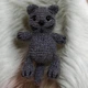 М'яка плюшева іграшка handmade Котик 10,5 см з 3-ма комплектами одягу, люлькою, матрацем, подушкою і ковдрою амігурумі в'язаний гачком - зображення 14